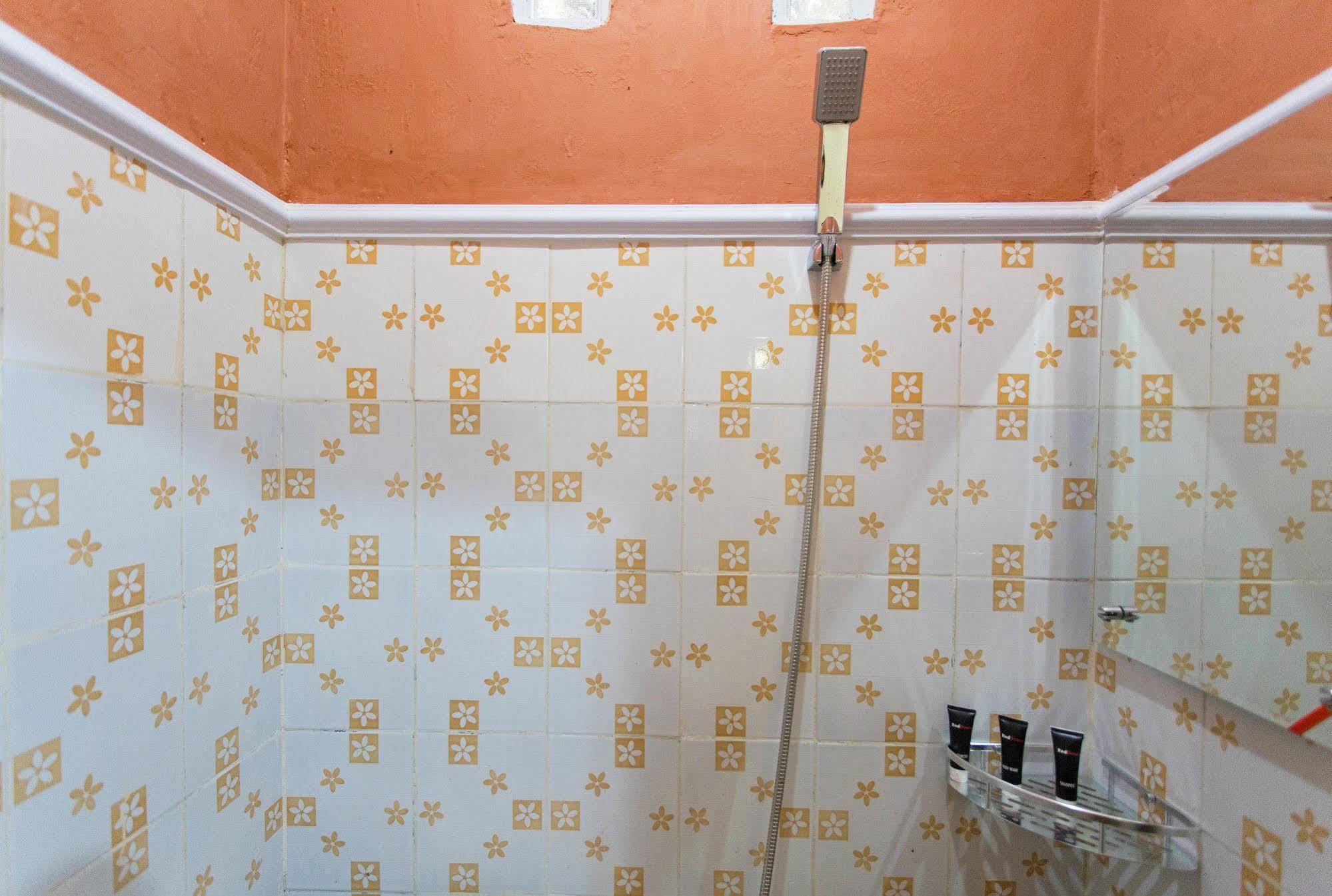 Reddoorz @ Pesanggrahan Mencil Esterno foto