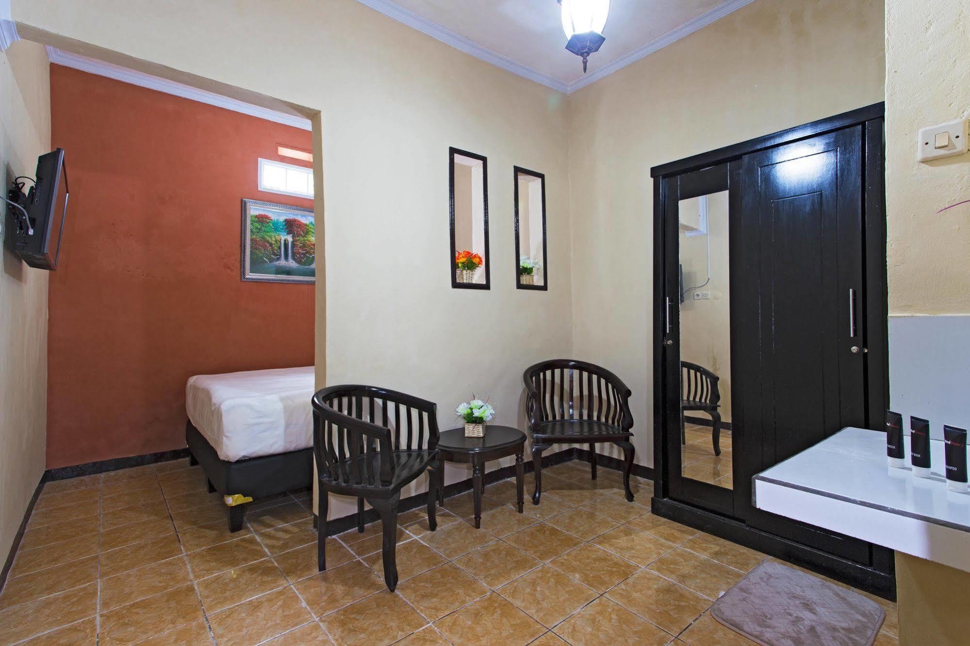 Reddoorz @ Pesanggrahan Mencil Esterno foto